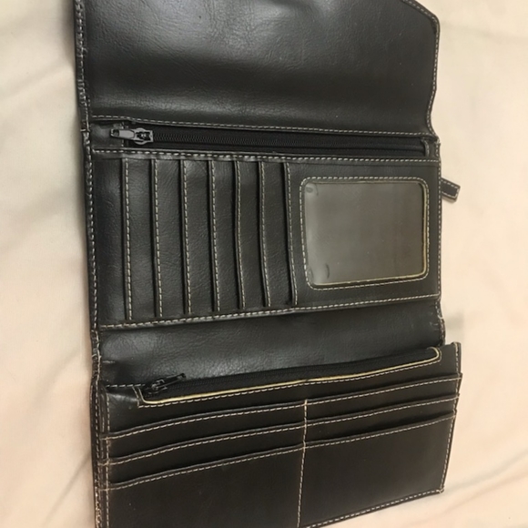 Kenneth Cole Reaction Wallet - Picture 2 of 3